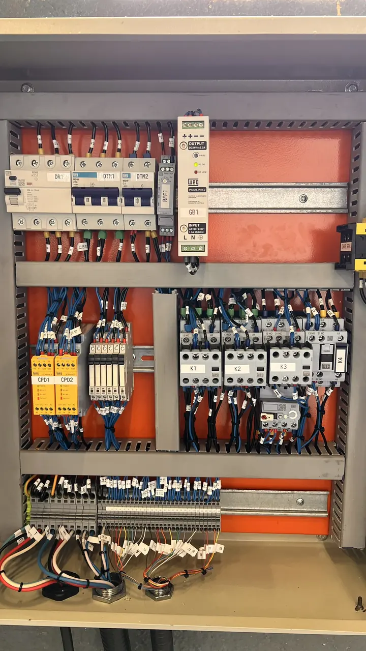 Painel em montagem na bancada