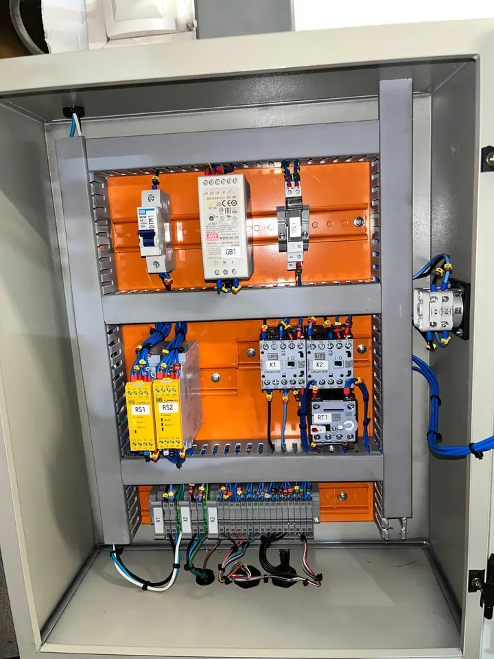 Painel elétrico de segurança montado com fundo laranja