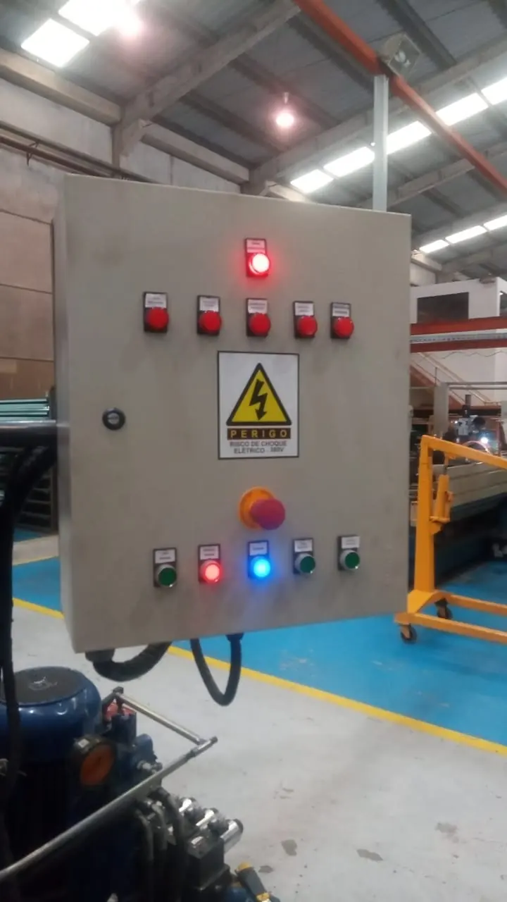 Porta do painel com botões, parada de emergência e placa de perigo