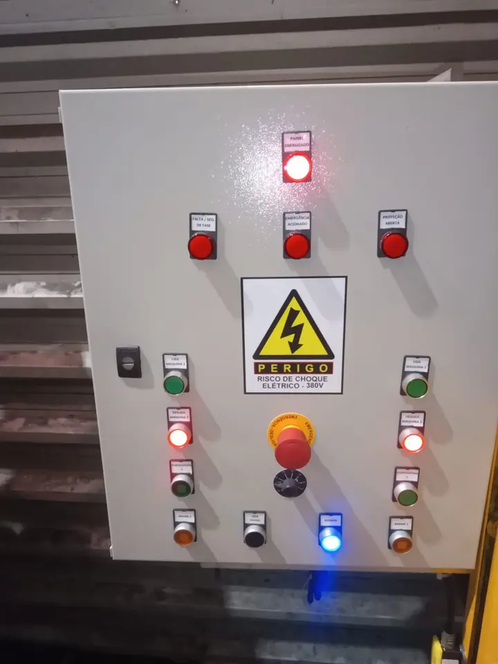Painel de comando do torno com parada de emergência e sinalização