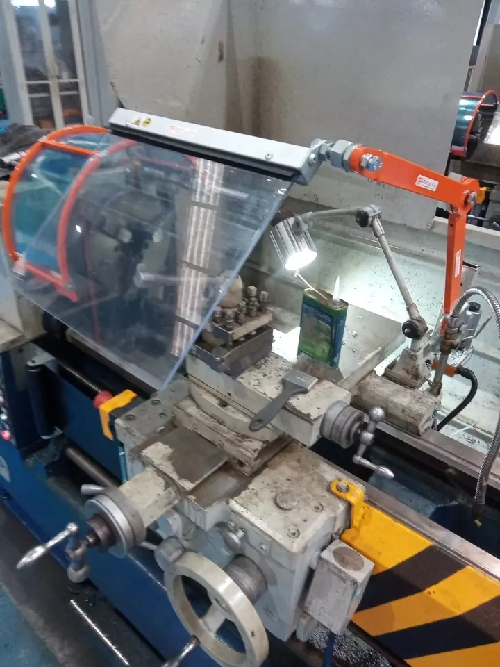 Torno com proteção de placa e anteparo transparente